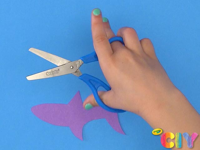 Chomping-Shark-Puppet-Crayola-CIY_Visual-Step-1