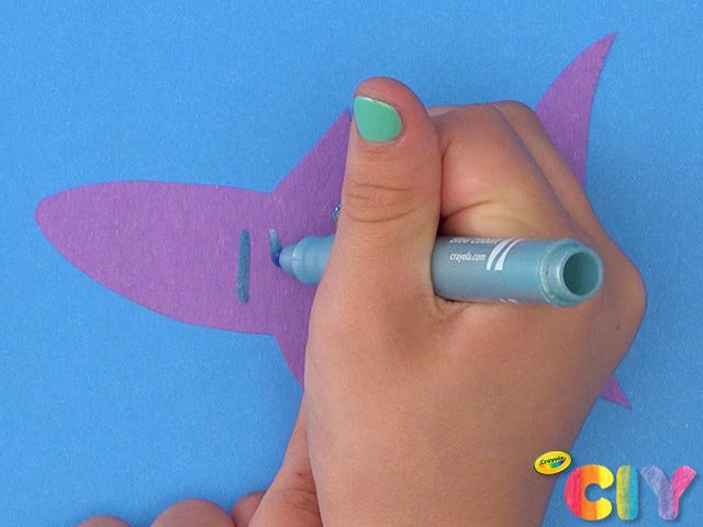 Chomping-Shark-Puppet-Crayola-CIY_Visual-Step-2
