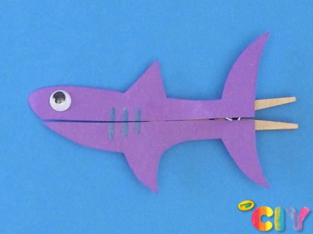Chomping-Shark-Puppet-Crayola-CIY_Visual-Step-5