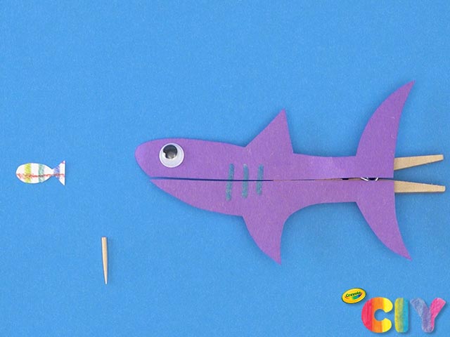Chomping-Shark-Puppet-Crayola-CIY_Visual-Step-7