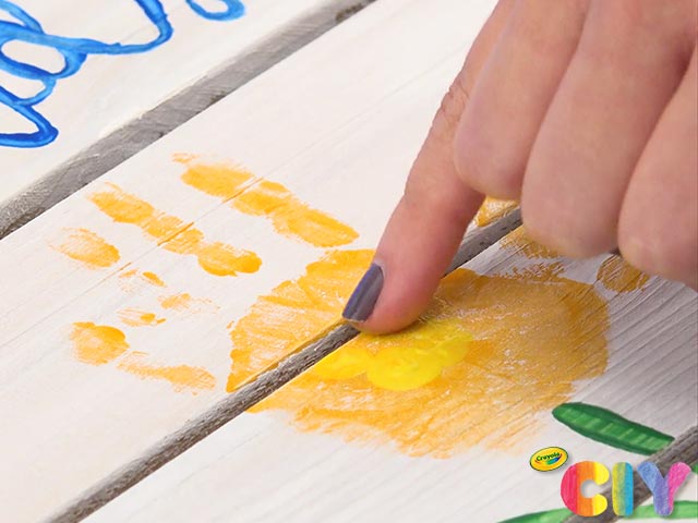 Flower-Handprint-Plaque-Crayola-CIY_Visual-Step-6