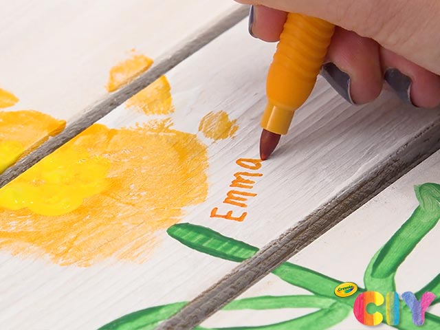 Flower-Handprint-Plaque-Crayola-CIY_Visual-Step-7