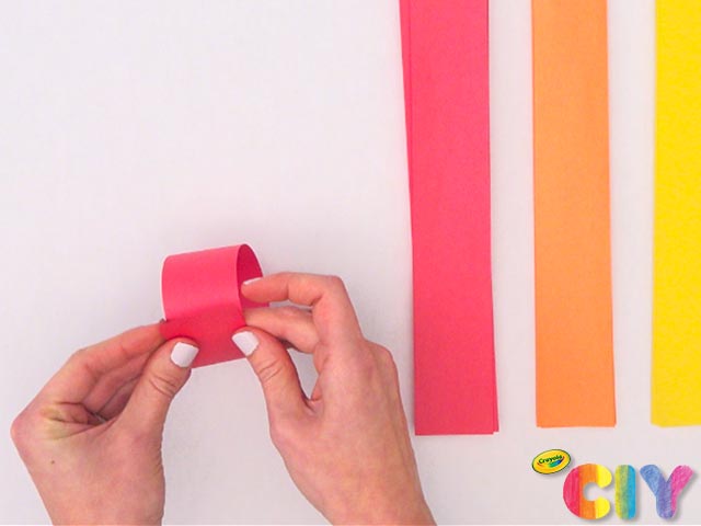 Rainbow-Paper-Chain-Mural-Crayola-CIY_Visual-Step-2
