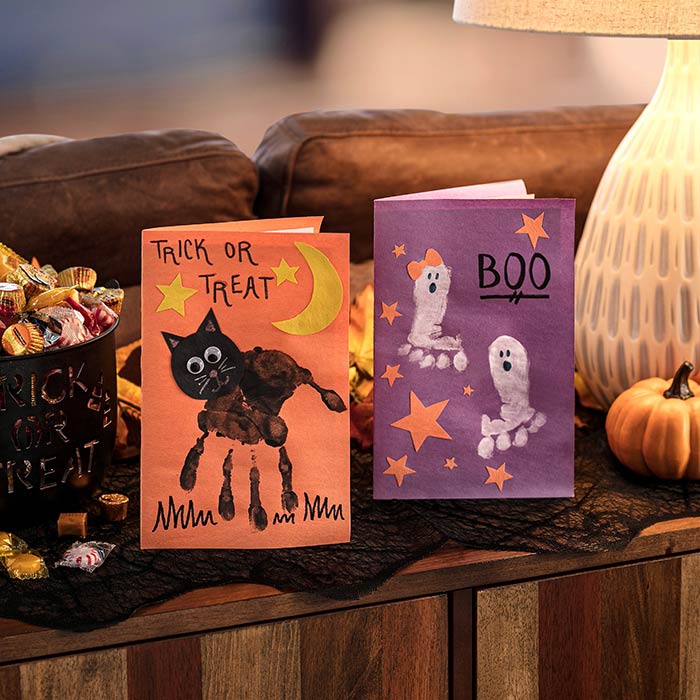 handprint halloween card craft. front view.