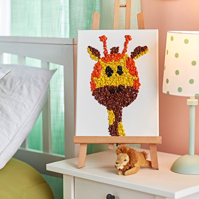 giraffe crayon mosaic craft. front view.