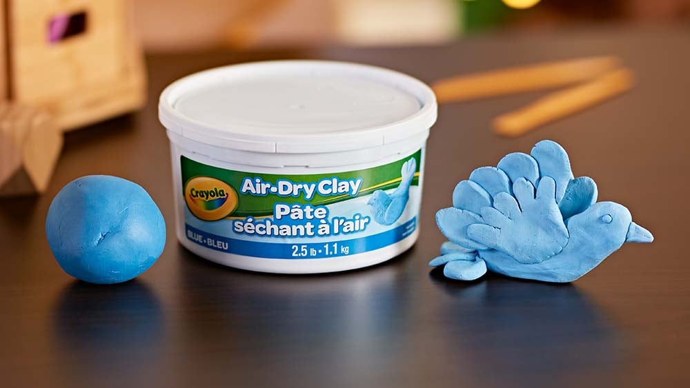 Imagen de pájaro hecho de arcilla secada al aire